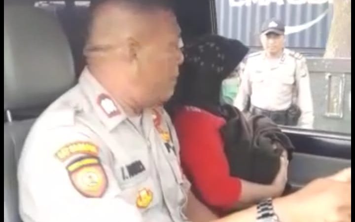 Kapolsubsektor KBN Marunda Polsek Cilincing, Jakarta Utara, Aiptu Wayan Putu Sumerta bersama Anggotanya Melaksanakan Protap Sore Pengaturan Lalulintas Antisipasi Kemacetan
