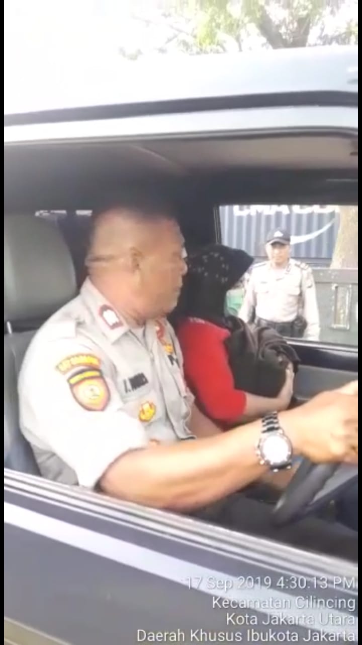 Kapolsubsektor KBN Marunda Polsek Cilincing, Jakarta Utara, Aiptu Wayan Putu Sumerta bersama Anggotanya Melaksanakan Protap Sore Pengaturan Lalulintas Antisipasi Kemacetan