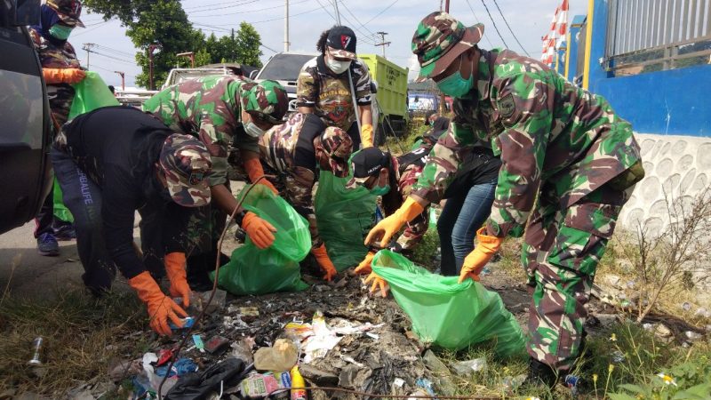 Berikan Rasa Nyaman Berbelanja, Kodim  1801/Manokwari Gerakan Masyarakat Bersihkan Pasar Wosi