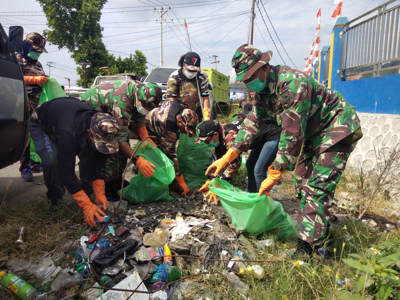 Berikan Rasa Nyaman Berbelanja, Kodim  1801/Manokwari Gerakan Masyarakat Bersihkan Pasar Wosi