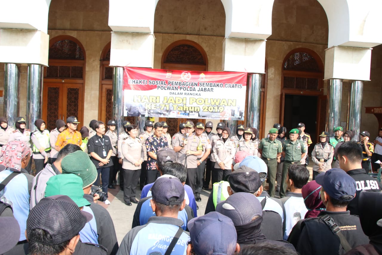 Kapolrestabes Bandung dan Polwan Polda Jabar Bakti Sosial