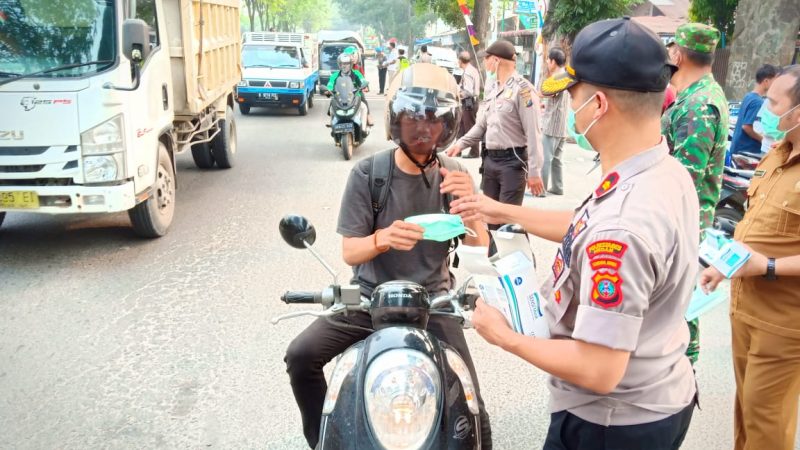 Kabut Asap, Polsek Rundeng Bagikan Masker Untuk Penguna Jalan