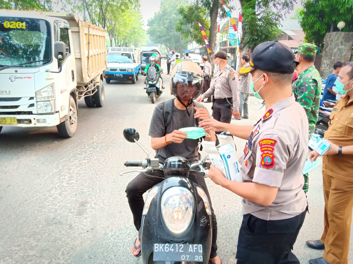 Kabut Asap, Polsek Rundeng Bagikan Masker Untuk Penguna Jalan