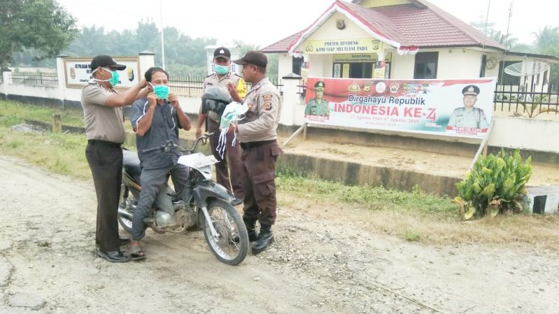 Kabut Asap, Polsek Rundeng Bagikan Masker Bagi Penguna Jalan