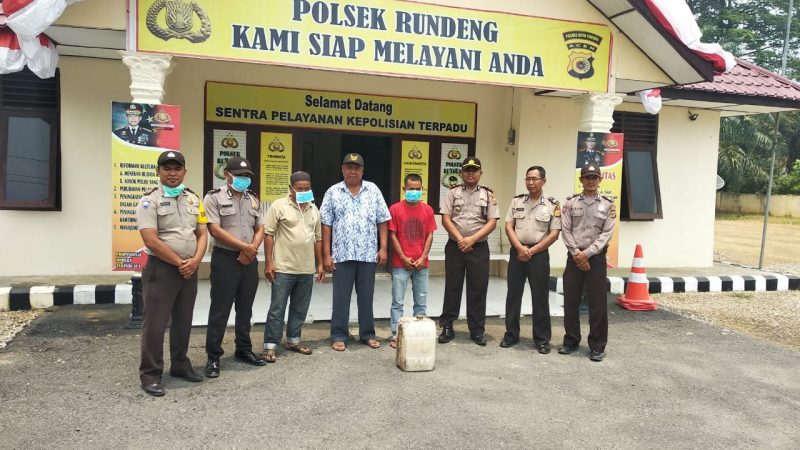 Kapolsek Rundeng Musnahkan Minuman Tradisional Jenis Tuak