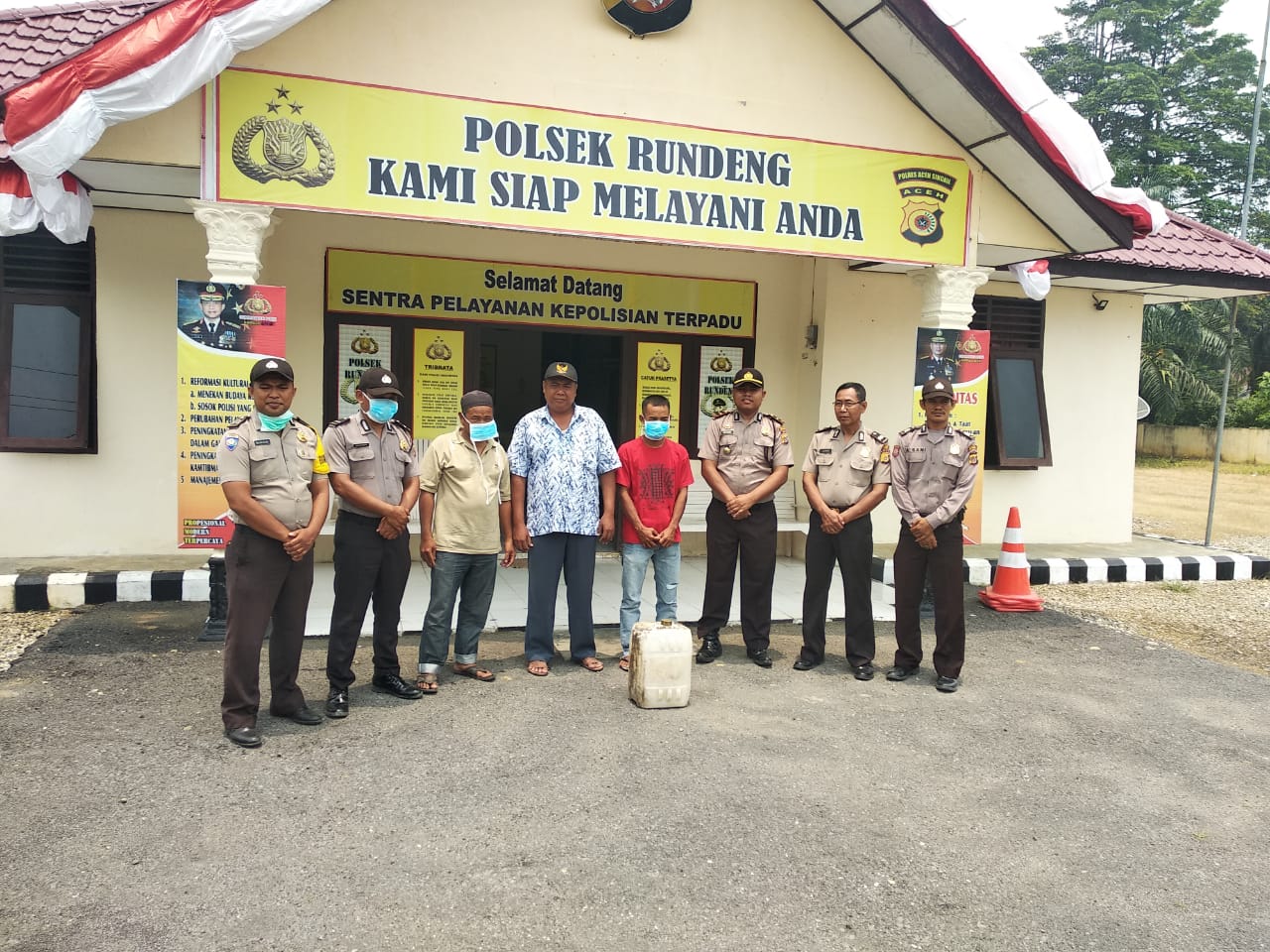 Kapolsek Rundeng Musnahkan Minuman Tradisional Jenis Tuak
