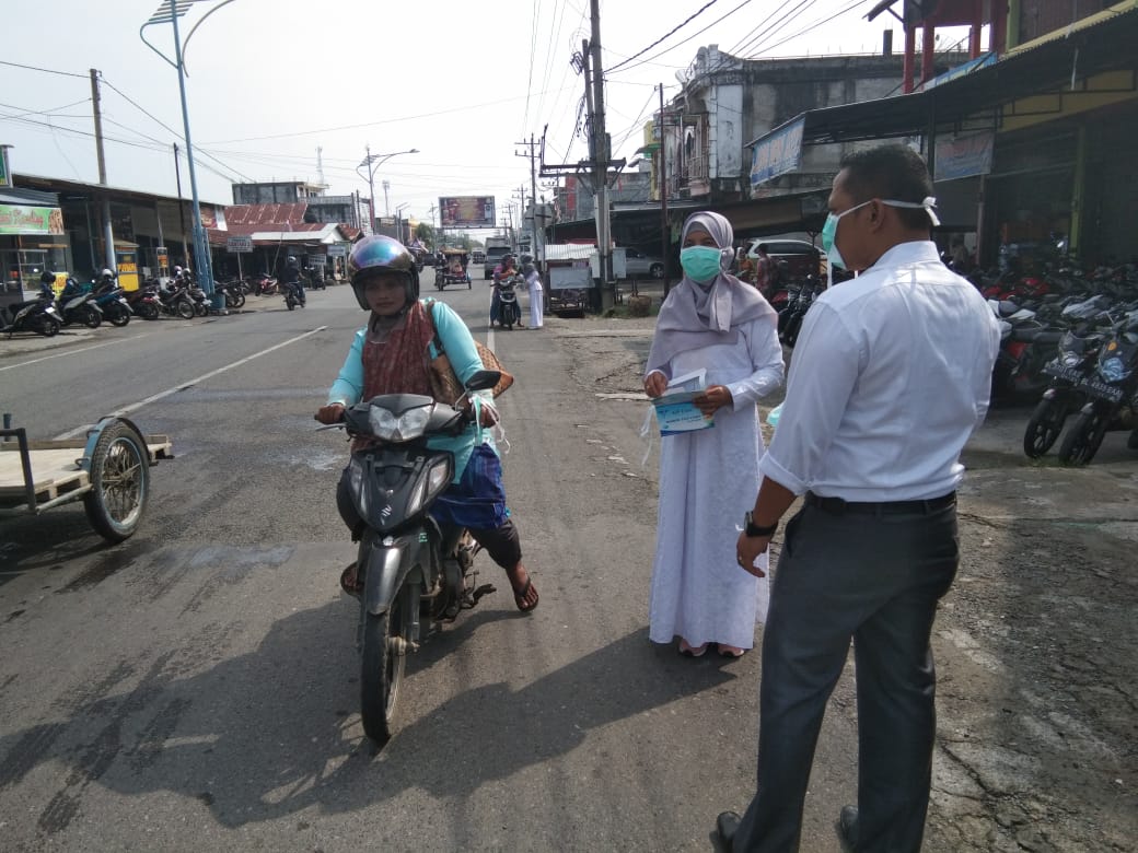 Petugas Puskesmas Suak Ribe Bagikan 1000 Masker