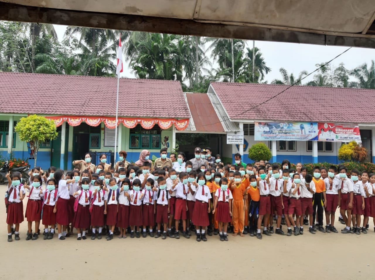 Antisapasi Dampak Asap Karhutla, Kecamatan dan Puskesmas se Kabupaten Tapanuli Tengah Bagikan Masker Gratis Kepada Masyarakat