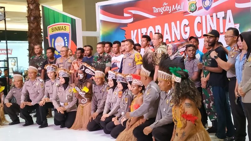 Waka Polsek Karawaci Tangerang Kota AKP Nurjaya.SH  Menghadiri Pertunjukan Pentas Seni Papua