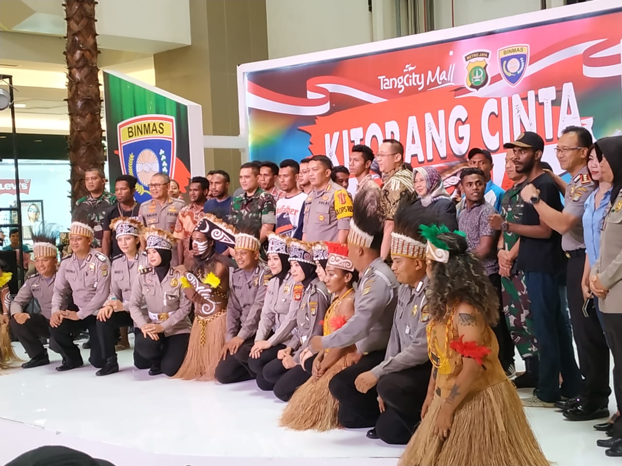 Waka Polsek Karawaci Tangerang Kota AKP Nurjaya.SH  Menghadiri Pertunjukan Pentas Seni Papua