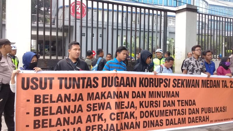 Sambil Membentangkan Spanduk Tentang Korupsi, Sekelompok Pemuda Demo Di Depan Kantor DPRD kota Medan