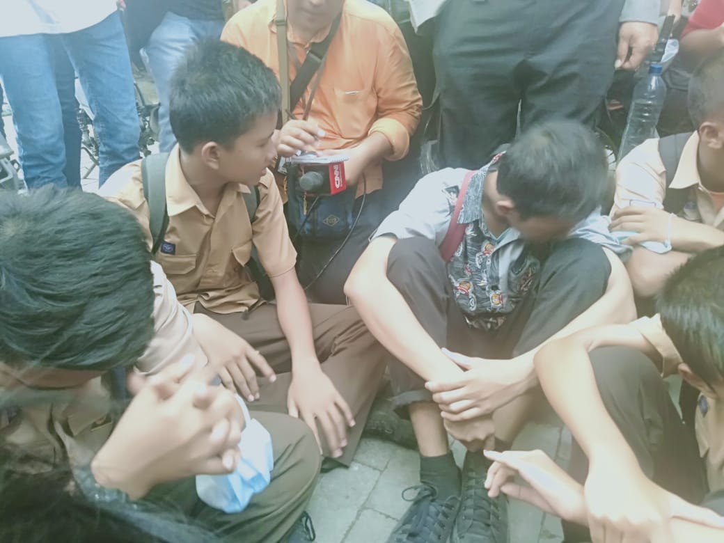 PULUHAN PELAJAR DIAMANKAN SAAT HENDAK DEMO, POLISI TEMUKAN BENSIN