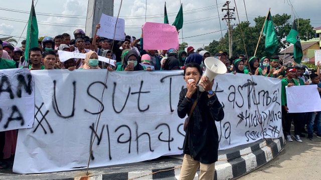 Kepung DPRK Lhokseumawe, Massa Aksi Sebut DPR Drakula Dan Oknum Kepolisian Vampir