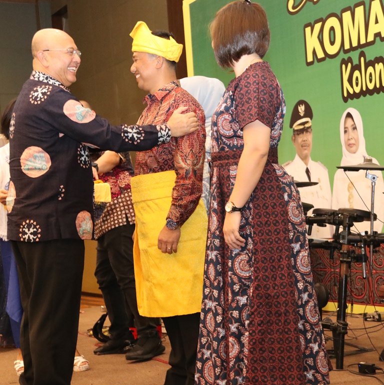 Wali Kota Sambut Dandim O201/BS Yang Baru Dengan Seperangkat Pakaian Adat Melayu