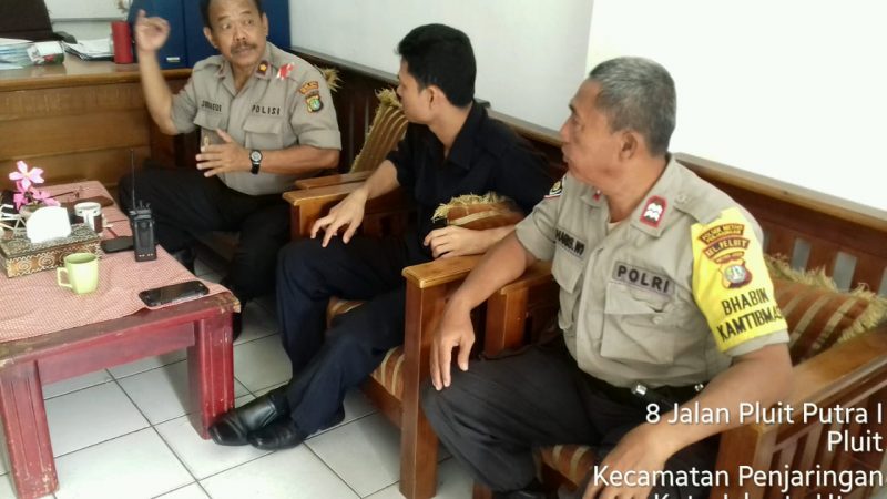 Kanit Binmas Polsek Metro Penjaringan dan Bhabinkamtibmas Maupun Kapolsubsektor Melaksanakan Kegiatan Patroli Dialogis Sambang