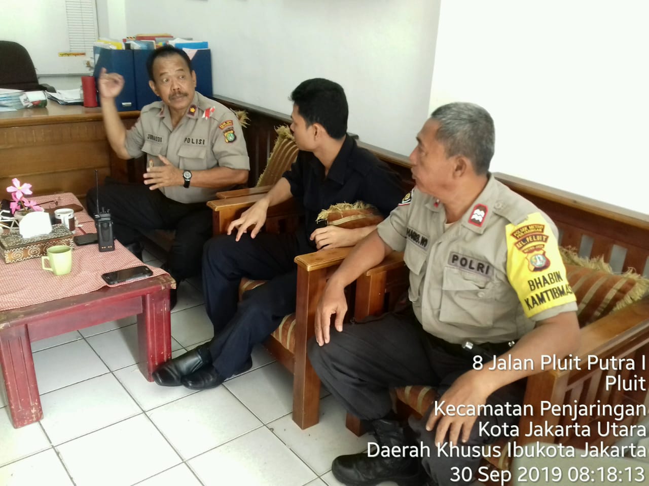 Kanit Binmas Polsek Metro Penjaringan dan Bhabinkamtibmas Maupun Kapolsubsektor Melaksanakan Kegiatan Patroli Dialogis Sambang