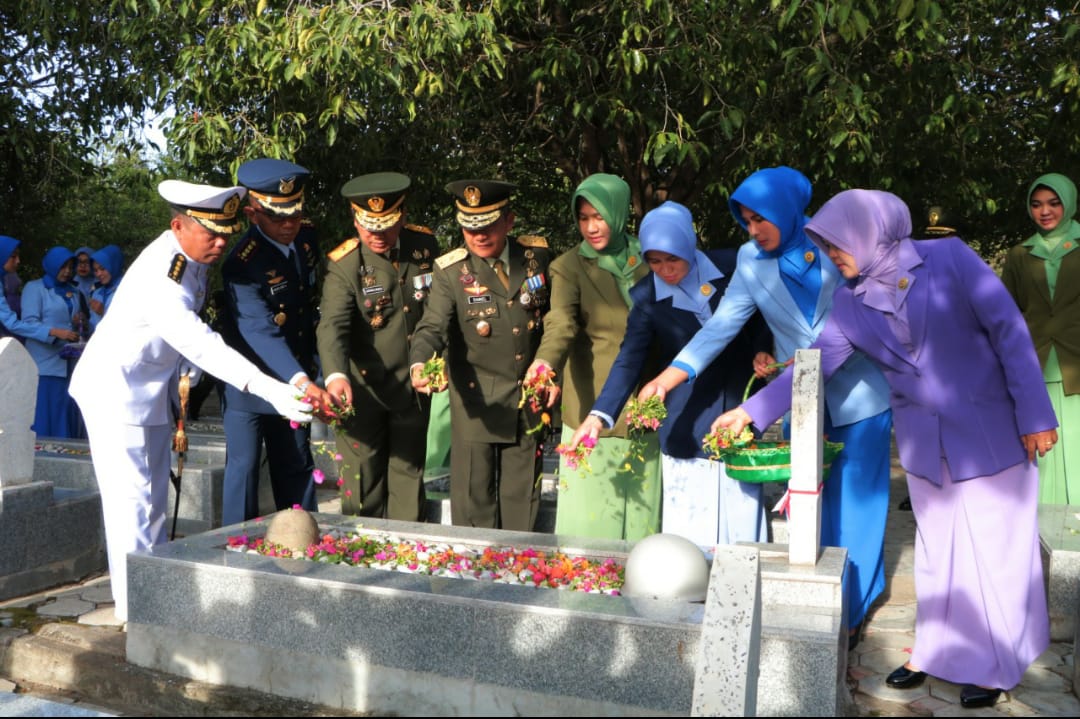 Dalam Rangka HUT TNI ke 74, Danlanud SIM, Ziarah ke TMP