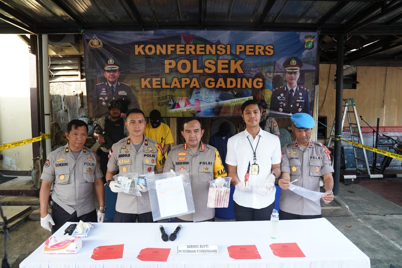 Kapolres Metro Jakarta Utara Didampingi Kapolsek Kelapa Gading Press Conference Percobaan Pembunuhan Yang dilakukan Istri kepada Suaminya dengan Motif Asmara