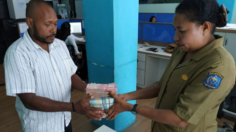 Merasa Tidak Sesuai, Marga Wawiyai Kembalikan Uang Rp.185.865.000,00  Ke Pemda Raja Ampat