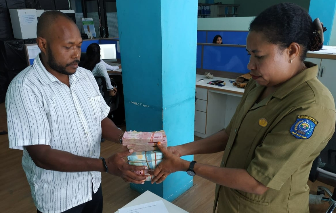 Merasa Tidak Sesuai, Marga Wawiyai Kembalikan Uang Rp.185.865.000,00  Ke Pemda Raja Ampat