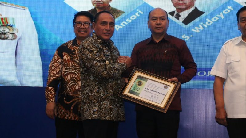 Bupati Taput Terima Penghargaan Juara II SIKP Kanwil Ditjen Perbendaharaan