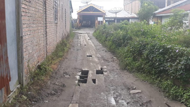 Warga Desa Semangat Keluhkan Kerusakan Jalan