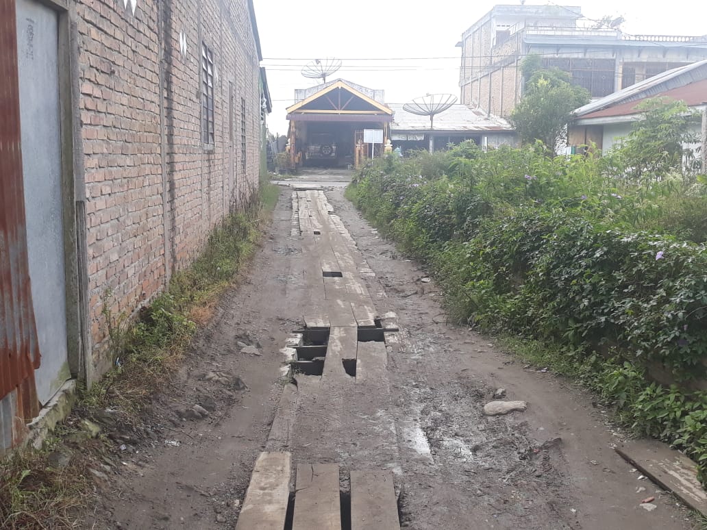 Warga Desa Semangat Keluhkan Kerusakan Jalan