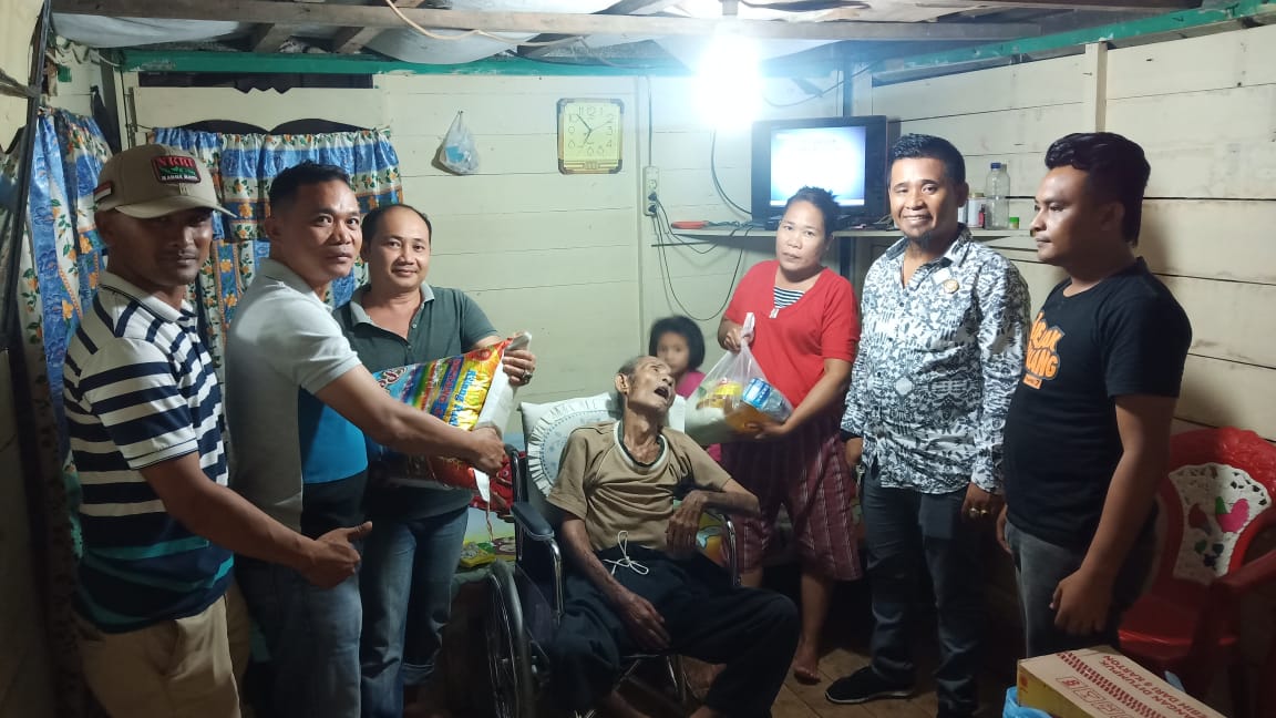 Wujudkan Kepedulian Sosial, BaraJP Gunungsitoli Berikan Bantuan Kepada Penderita Lumpuh