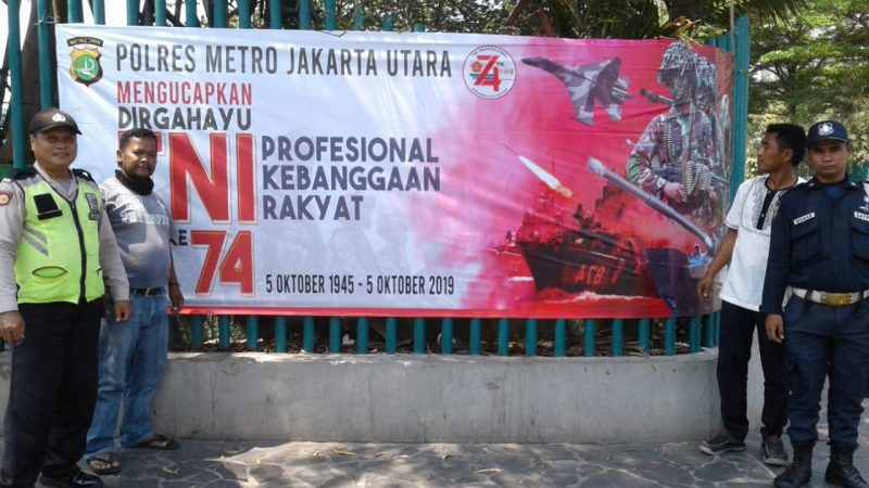 Kapolsek Metro Penjaringan Pimpin Pagelaran Anggota Pemasangan spanduk / Banner Ucapan Selamat HUT TNI Ke 74