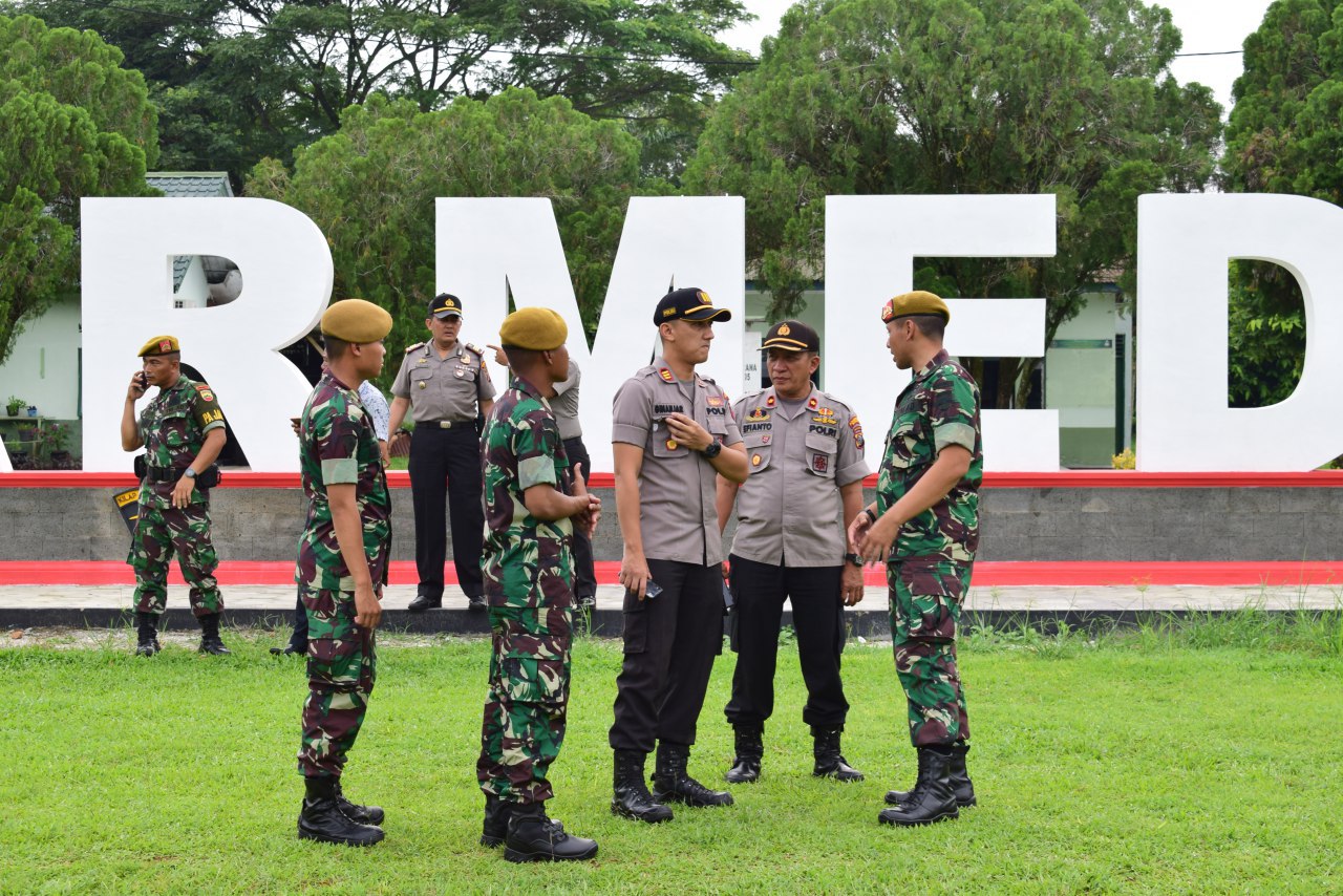 Wujud Sinergitas, Dua Kapolsek Beri Ucapan Selamat HUT ke-74 TNI kepada Prajurit Yonarmed 2/105