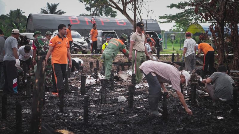 Polsek Tenggarong Seberang dan Koramil Beserta Jajarannya Turun Bersama Membantu Membersihkan Puing-Puing Sisa Kebakaran di Desa Loa Ulung
