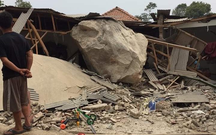 “Hujan” Batu PT.MSS Di Purwakarta, Enam Rumah dan Satu Sekolah Rusak