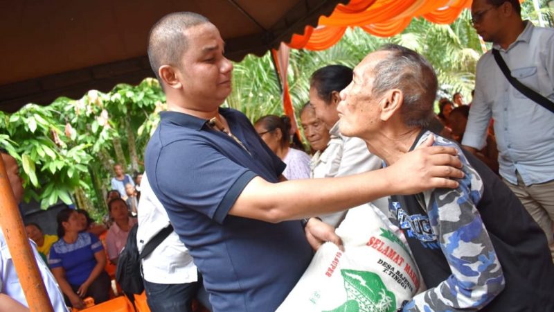 Bupati Tapanuli Tengah Serahkan Bantuan 100 Sak Beras dan Alat Semprot Hama di Kecamatan Sorkam