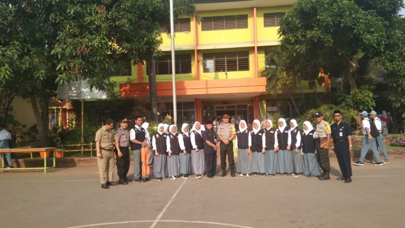 Kapolsek Metro Penjaringan Pimpin Pagelaran Upacara Bendera di Sekolah SMKN 56 Pluit