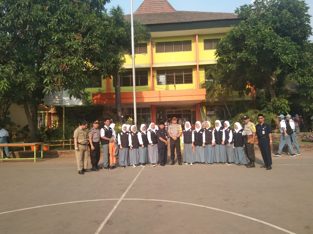 Kapolsek Metro Penjaringan Pimpin Pagelaran Upacara Bendera di Sekolah SMKN 56 Pluit