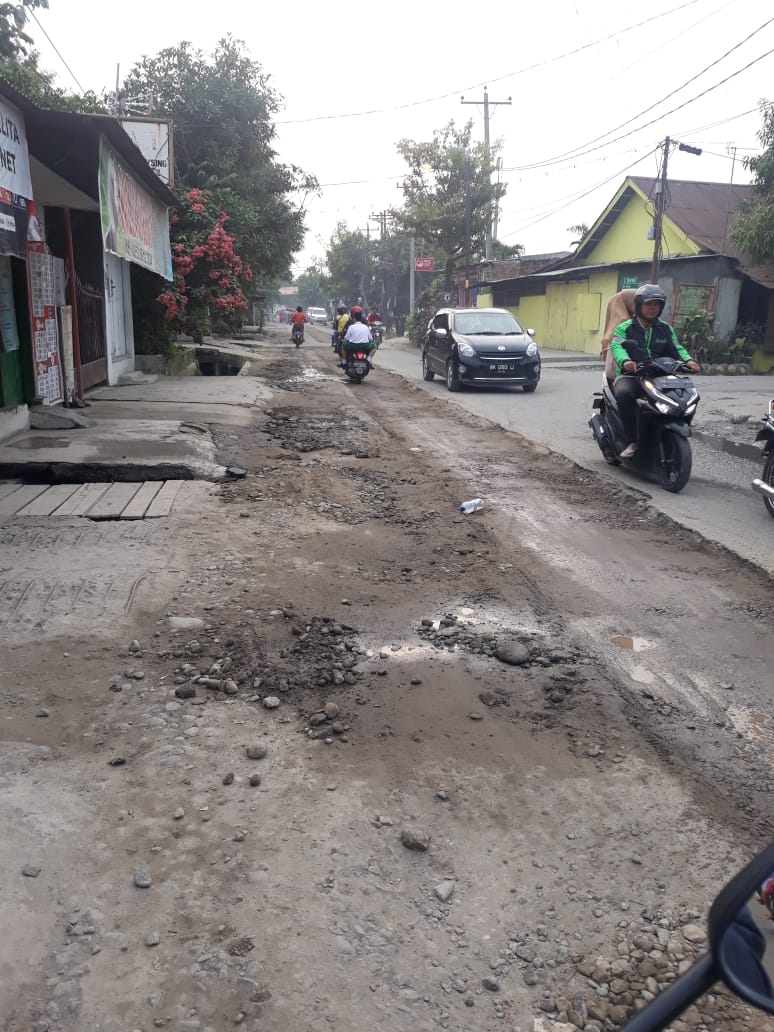 Hendra DS :  Perbaikan Jalan di Kota Medan Tidak Signifikan