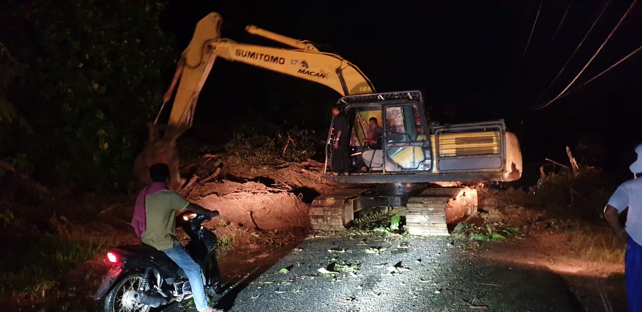 Longsor Gunung Poriaha, Akses Jalan Lintas Barat Sibolga-Barus Lumpuh Total