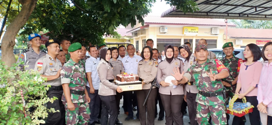 HUT Kapolsek Medan Helvetia Diberi Kejutan  Selamat Ulang Tahun dari TNI AD