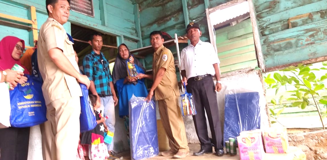 Dinsos Tapteng Salurkan Bantuan Awal Terhadap Korban Bencana Tanah Longsor di Desa Tapian Nauli I