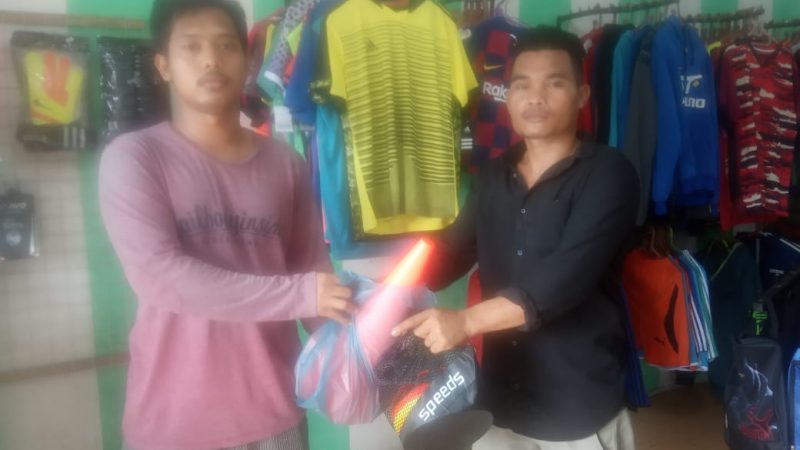 Ketua Pemuda Desa Buluh Dori Serahkan Sejumlah Alat Olah Raga