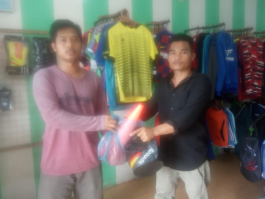 Ketua Pemuda Desa Buluh Dori Serahkan Sejumlah Alat Olah Raga