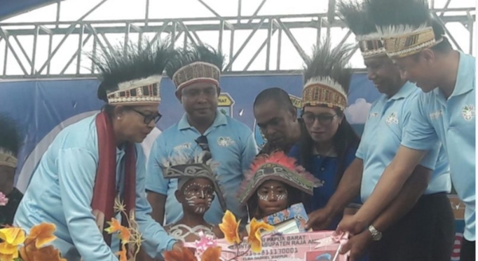 Bupati Raja Ampat Bersama  Dirjen Dukcapil Republik Indonesia Lounching Kartu Identitas Anak (KIA)