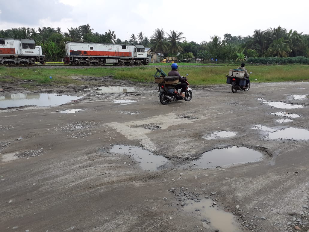 Jalan Menuju Stasiun Kereta Api Perlanaan Bagaikan Kubangan Kerbau