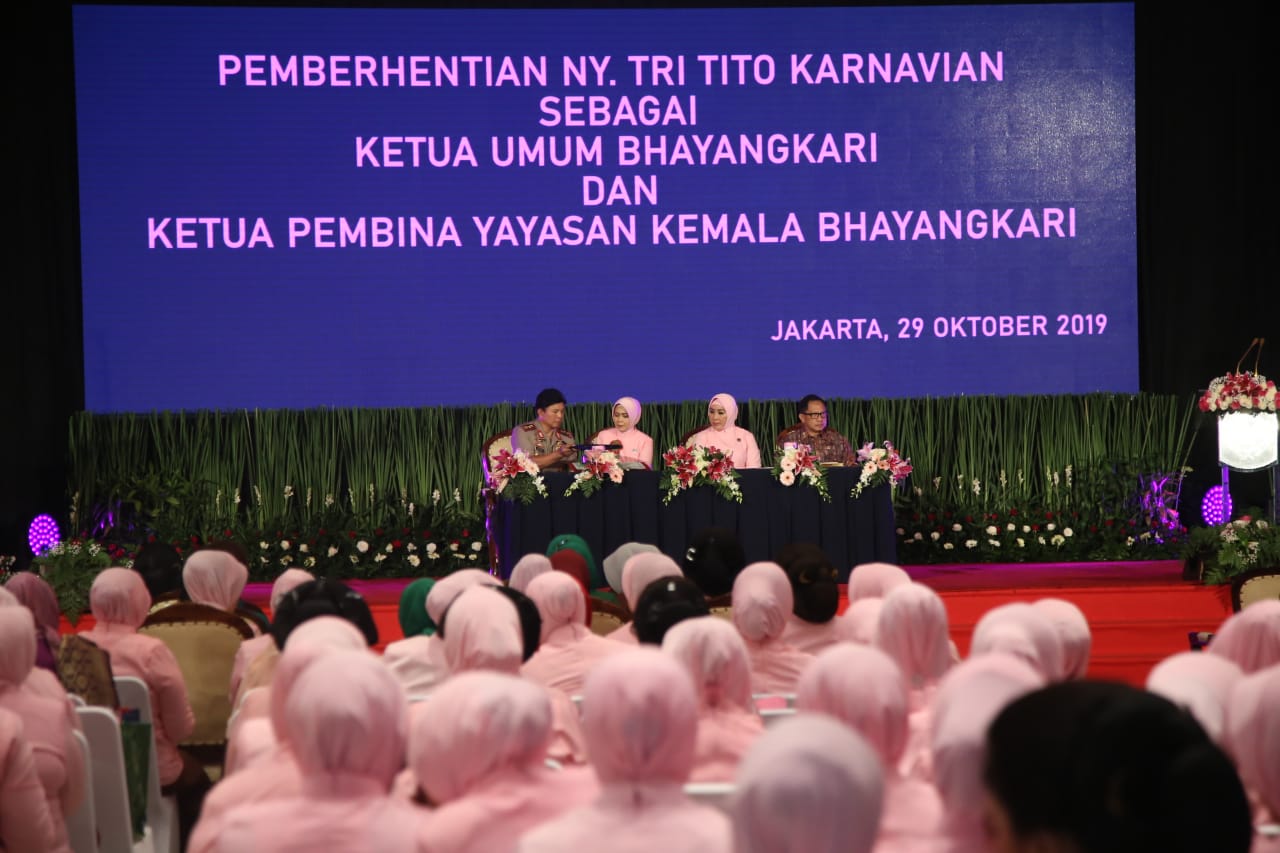 Ny. Tri Tito Karnavian Serahkan Tugas dan Tanggung Jawab Ketua Bhayangkari