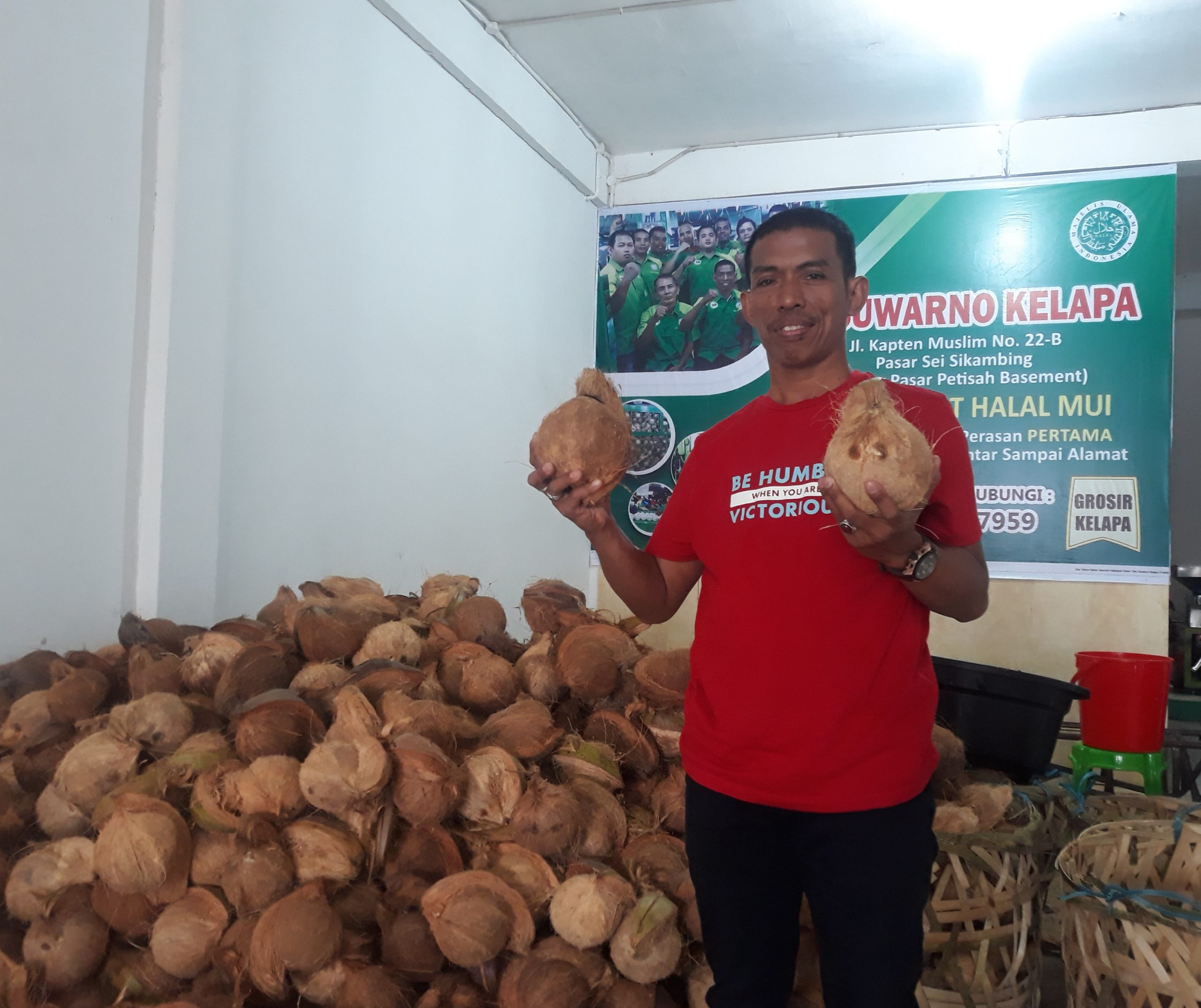 Berawal Jualan di Kaki Lima Dengan Payung, Suwarno Kelapa Kini Sukses Punya Dua Toko Bernama UD. Suwarno Kelapa