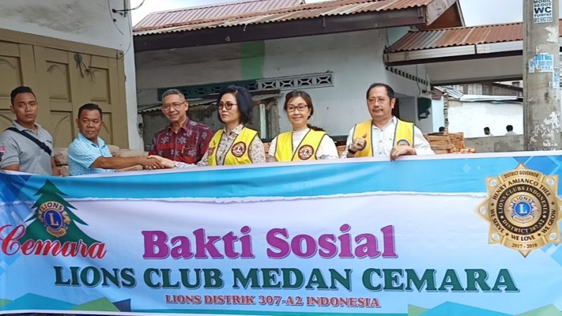 Lions Club Medan Cemara Bantu Korban Kebakaran di Sentosa Lama