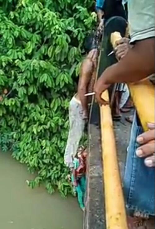 Heboh !!! Warga Temukan Pasangan Suami Istri Gantung Diri di Jembatan Talihoran Sungai Kalundang