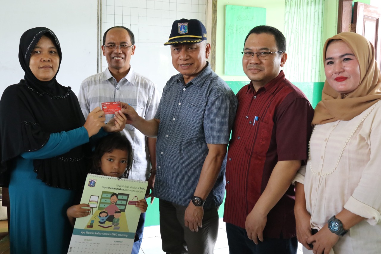 Dinsos DKI Jakarta Salurkan 1.251 Kartu Penerima Bantuan Sosial PKD
