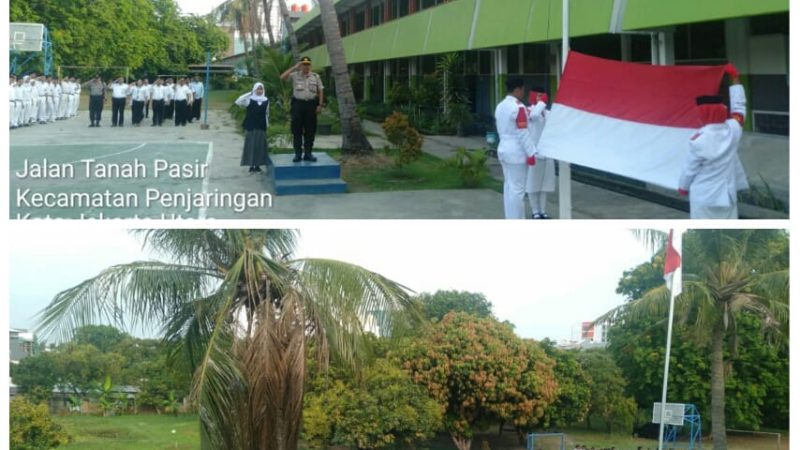 Kanit Binmas Polsek Metro Penjaringan Pembina Upacara Bendera di Sekolah SMK PSKD III Jakarta