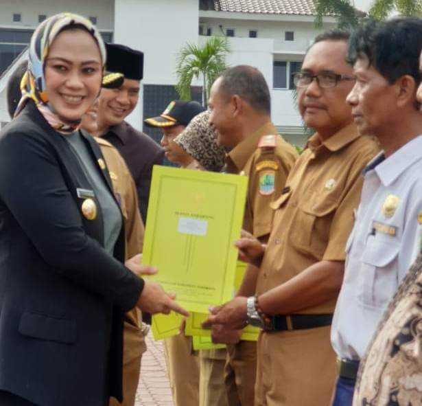Jelang Hari Pahlawan, Bupati  Cellica Naikan Pangkat Ratusan PNS  Di Karawang